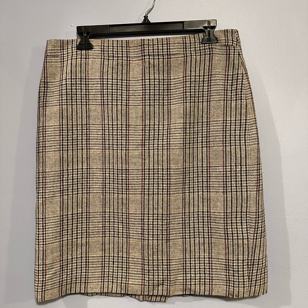 This skirt has a nice pattern with small hints of maroon.